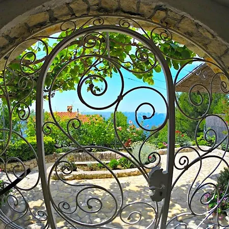 Mihael Villa